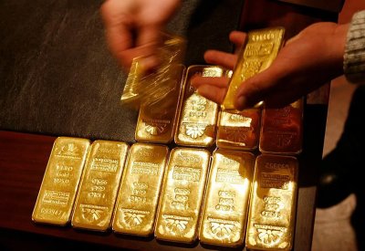الدولار القوي يبطش بالذهب لأدنى مستوى في 7 أشهر