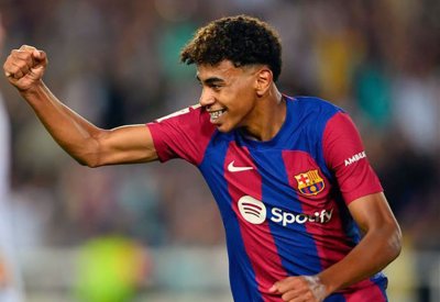رسميا.. برشلونة يحصن يامال بعقد جديد