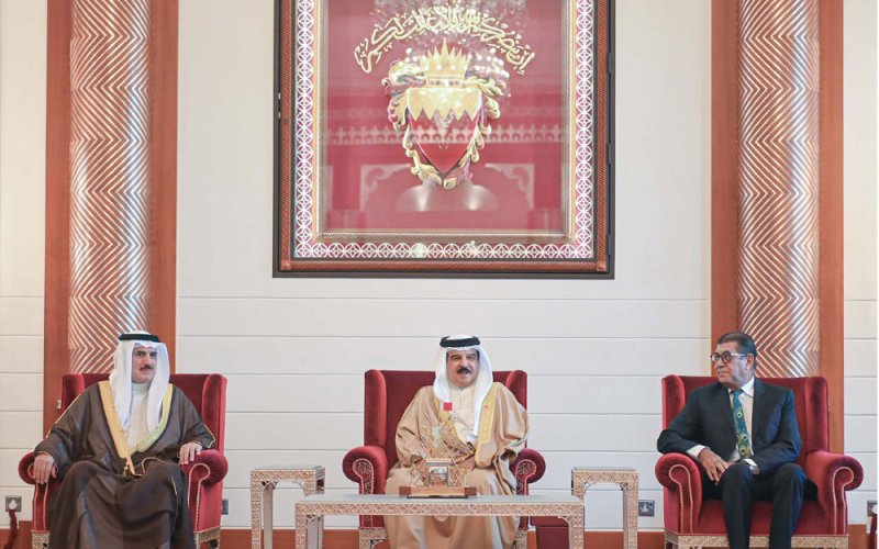 جلالة الملك المعظم يتسلم التقرير السنوي لأعمال مجلسي الشورى والنواب