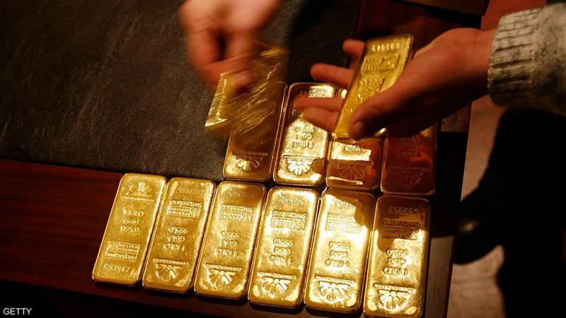 الدولار القوي يبطش بالذهب لأدنى مستوى في 7 أشهر