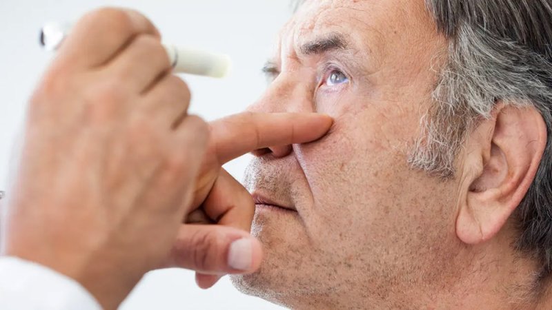 إحداها عادة صعبة.. 7 أسباب يمكن أن تلحق الضرر بالبصر دون أن تدري