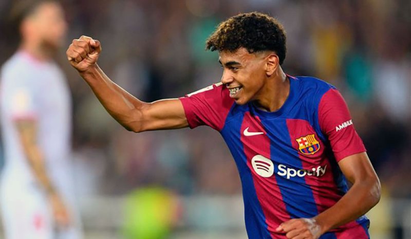 رسميا.. برشلونة يحصن يامال بعقد جديد