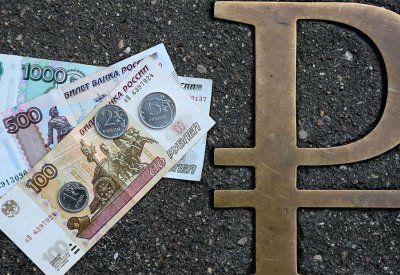 تراجع جديد للروبل إلى أكثر من مئة مقابل الدولار