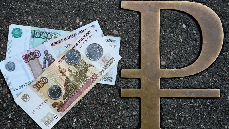 تراجع جديد للروبل إلى أكثر من مئة مقابل الدولار