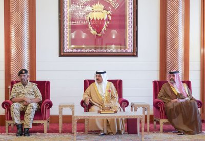 جلالة الملك المعظم القائد الأعلى للقوات المسلحة يستقبل عائلتي الشهيدين حمد الكبيسي وآدم نصيب