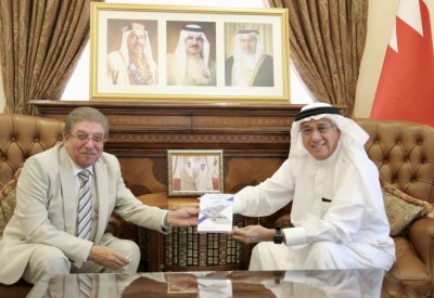 مستشار جلالة الملك لشؤون الإعلام يتسلم نسخة من كتاب (الإسكندرية في عيون بحرينية)