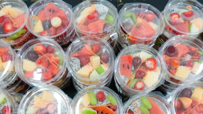 بينها الفاكهة والخضار المقطعة مسبقاً.. 4 أطعمة احذرها