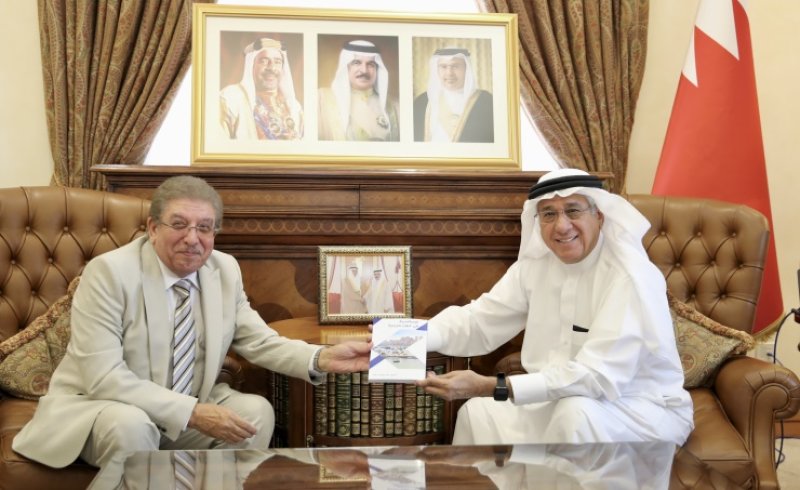 مستشار جلالة الملك لشؤون الإعلام يتسلم نسخة من كتاب (الإسكندرية في عيون بحرينية)