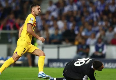 برشلونة يهزم بورتو بصعوبة ويتصدر مجموعته