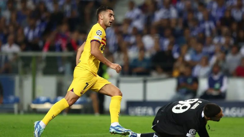 برشلونة يهزم بورتو بصعوبة ويتصدر مجموعته