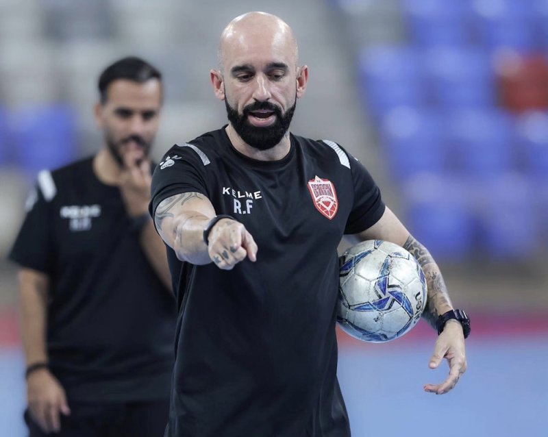 مدرب منتخبنا الوطني الأول لكرة الصالات يشهر إسلامه