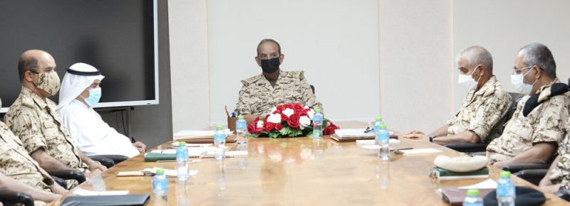 القائد العام لقوة دفاع البحرين يجتمع مع عدد من كبار ضباط قوة دفاع البحرين