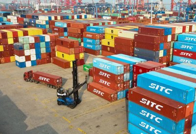 ارتفاع حجم التجارة العربية بقطاع السلع والخدمات في 2022 بنسبة 32.4%