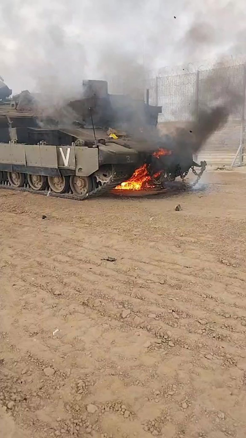 بالفيديو: احتراق دبابة إسرائيلية وفلسطينيون يعودون بعربة جيش