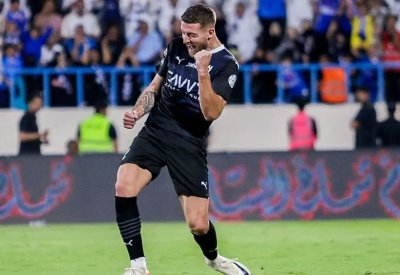 الهلال يعود لصدارة الدوري السعودي بثلاثية في شباك الأخدود