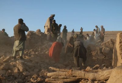 أطفال افترشوا الشوارع.. ألف قتيل بزلزال مروع في أفغانستان