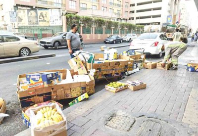 إزالة فرشات وعربات باعة جائلين بالمنامة والقضيبية