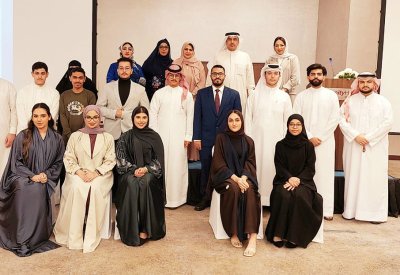 سفير البحرين لدى عُمان يلتقي عددًا من الطلبة البحرينيين في مسقط