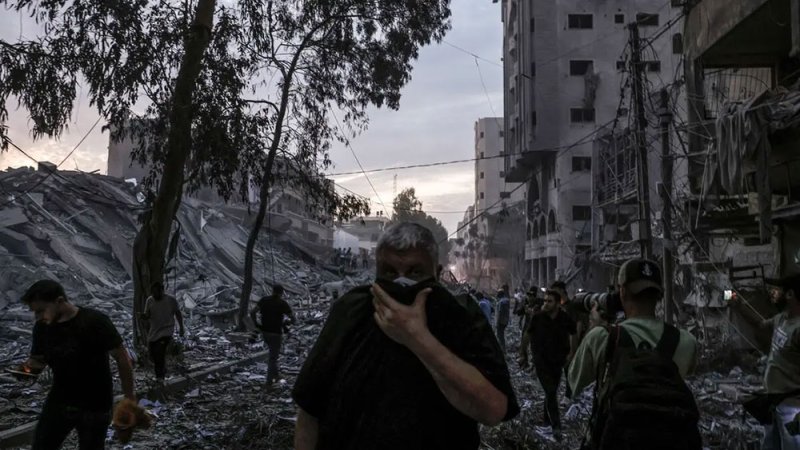إسرائيل تقصف منازل قادة حماس وسط غزة