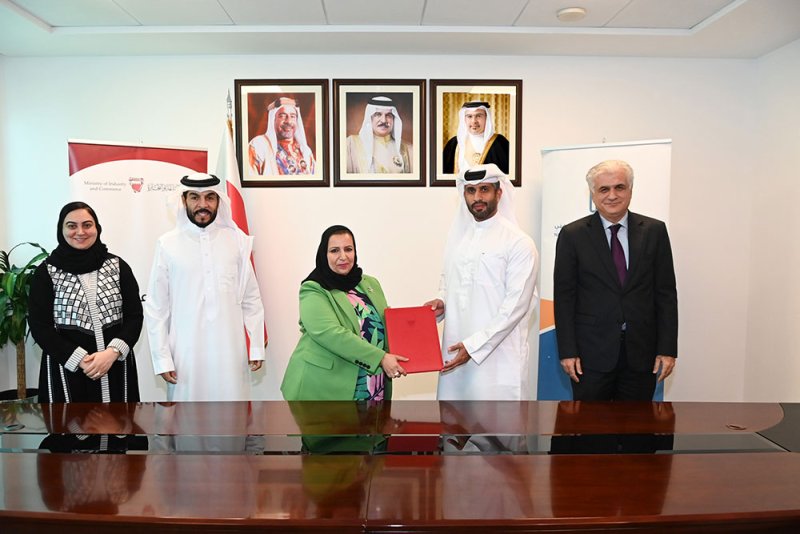 وزارة الصناعة ومركز ناصر للتأهيل والتدريب المهني يوقعان مذكرة تفاهم لتوظيف تقنيات الذكاء الاصطناعي
