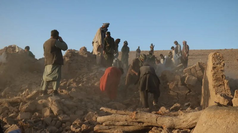 أطفال افترشوا الشوارع.. ألف قتيل بزلزال مروع في أفغانستان