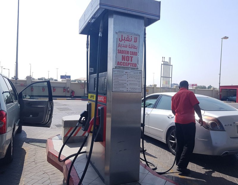أجهزة البطاقات المصرفية بمحطات الوقود تحت أعين مفتشي "النفط والبيئة"