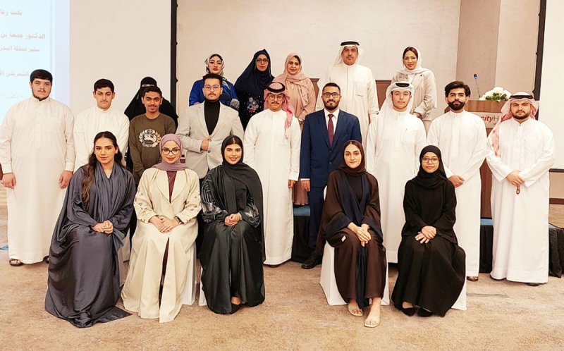 سفير البحرين لدى عُمان يلتقي عددًا من الطلبة البحرينيين في مسقط