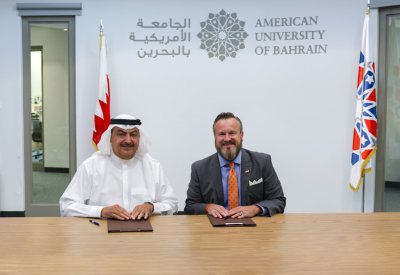 الجامعة الأمريكية بالبحرين توقع مذكرة لوضع برامج تنموية مشتركة لتمكين مجتمع الفنون البحريني