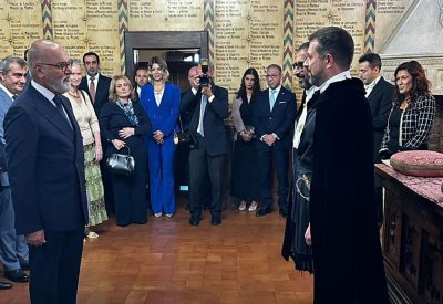 سفير البحرين لدى سان مارينو والمقيم في روما يشارك في مراسم تنصيب حاكمي جمهورية سان مارينو 
