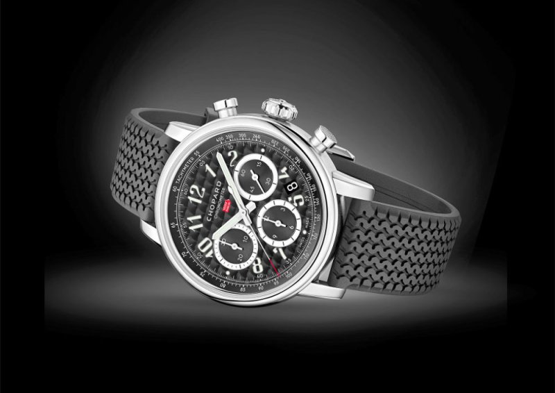 “Mille Miglia Classic Chronograph” تتألق بمعدن لوسنت ستيل