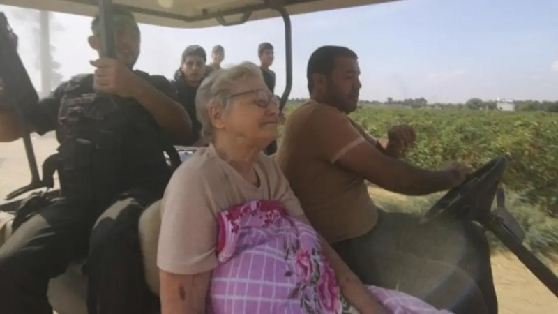 العجوز "المبتسمة" خلال أسرها.. حفيدتها تطل وتكشف