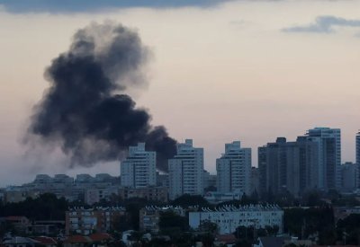 قصف صاروخي يستهدف عسقلان مع انتهاء مهلة حماس لسكانها.. وسقوط قتلى وجرحى