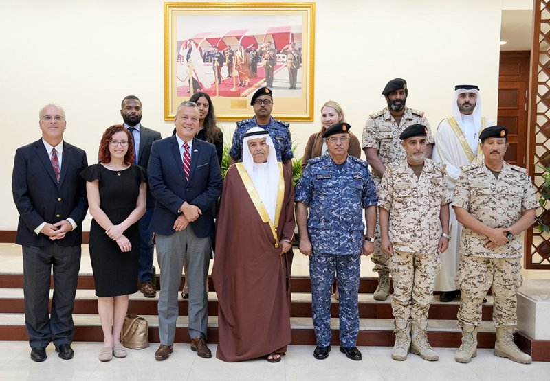 وزير شؤون الدفاع يستقبل وفداً من موظفي مجلسي الشيوخ والنواب بالولايات المتحدة الأمريكية الصديقة