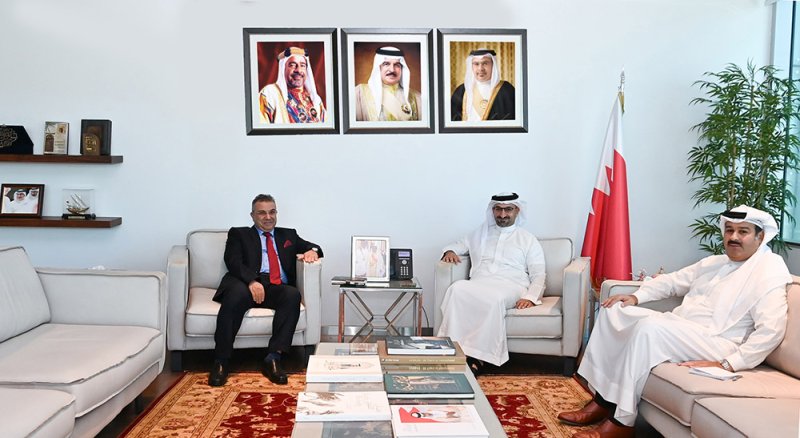 وزير الصناعة والتجارة يبحث مع سفير الجمهورية الجزائرية سبل تعزيز التعاون بين البلدين