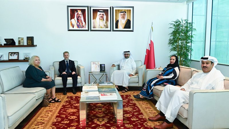 وزير الصناعة والتجارة يستعرض مع سفير المملكة المتحدة عددا من المواضيع المشتركة