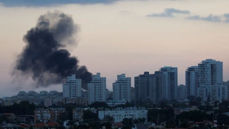 قصف صاروخي يستهدف عسقلان مع انتهاء مهلة حماس لسكانها.. وسقوط قتلى وجرحى
