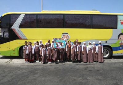 البلدية الجنوبية تقيم حملة الايكو باص التوعوي وتوزيع الشتلات بإبتدائية حفصة أم المؤمنين