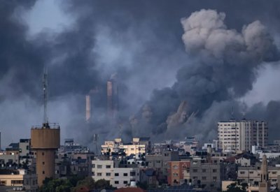 غارات إسرائيلية عنيفة جواً وبحراً على غزة.. والهلال الأحمر يحذر
