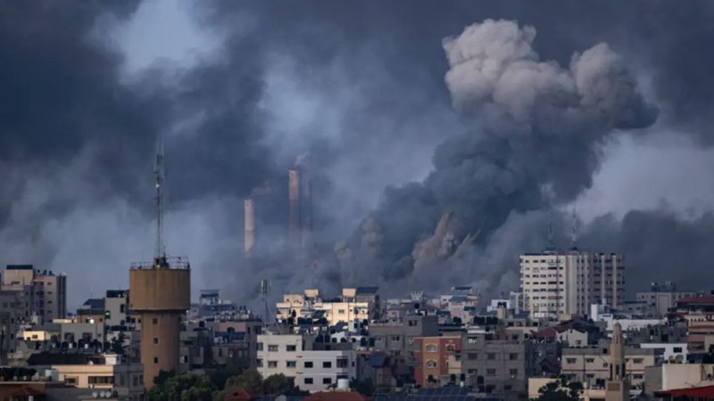 غارات إسرائيلية عنيفة جواً وبحراً على غزة.. والهلال الأحمر يحذر
