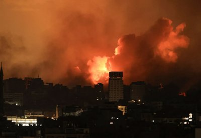 قصف عنيف يطال غزة.. وانتشال جثامين من تحت أنقاض منزل