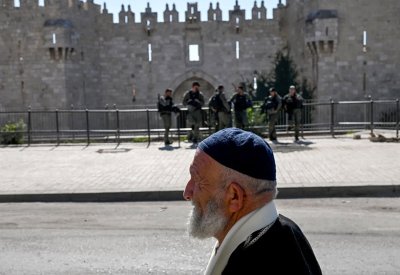 إسرائيل تشدد الأمن في القدس وتعتقل العشرات في الضفة