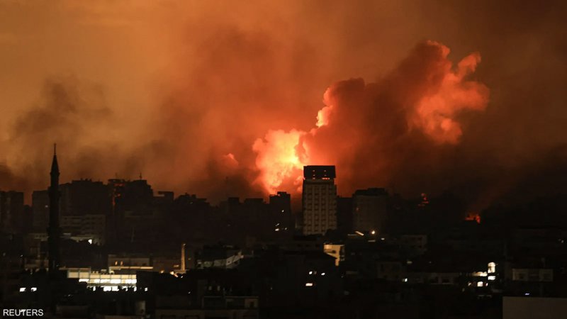 قصف عنيف يطال غزة.. وانتشال جثامين من تحت أنقاض منزل