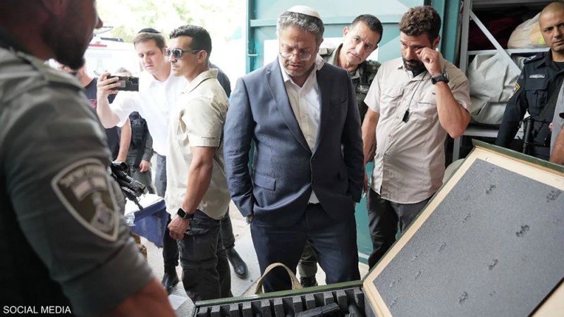 بالفيديو: بن غفير يوزع آلاف الأسلحة على الإسرائيليين