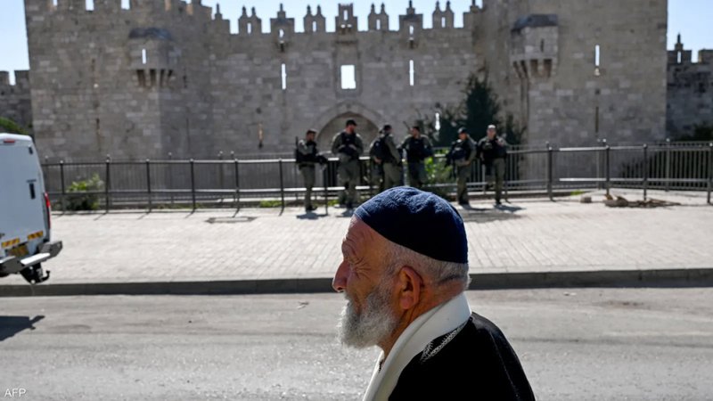 إسرائيل تشدد الأمن في القدس وتعتقل العشرات في الضفة