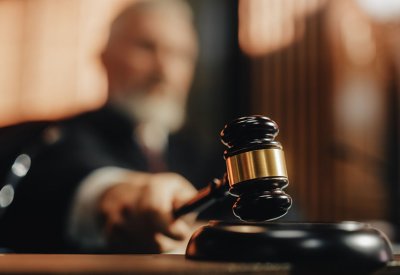 امرأة تخنق أخرى بعراك في حديقة عامة