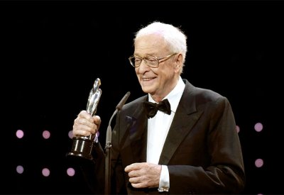 اعتزال أيقونة السينما البريطانية مايكل كين