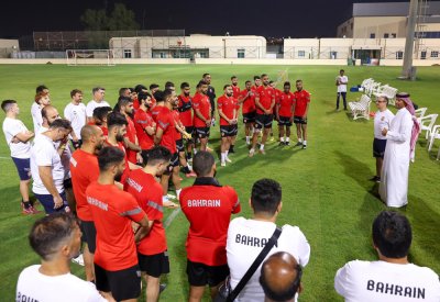 علي بن خليفة يشهد تدريب المنتخب الوطني الأول
