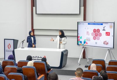 "إدارة أعمال" جامعة البحرين تعرف طلبتها بمتطلبات الحياة الجامعية