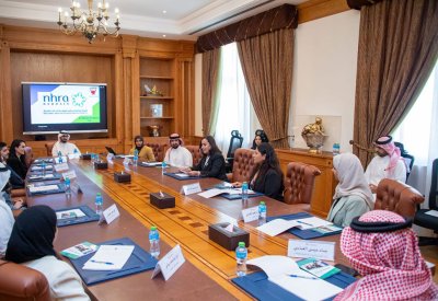 الرئيس التنفيذي للمهن والخدمات الصحية تلتقي منتسبي برنامج رئيس مجلس الوزراء لتنمية الكوادر الحكومية