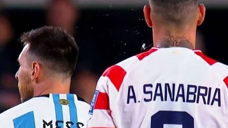 تهديدات تلاحق لاعب "بصق" على ميسي.. وليو: لا أعرف حتى من يكون